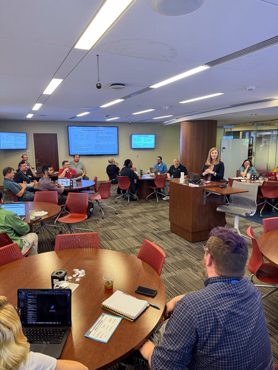 The Academic Tech Expo group recently hit the road! 🚗 They brought a networking and learning opportunity(and lunch 😋) to all three OU campuses! 

Read more at ou.edu/ouit/news! 
•••
#ouit #informationtechnology #uofoklahoma