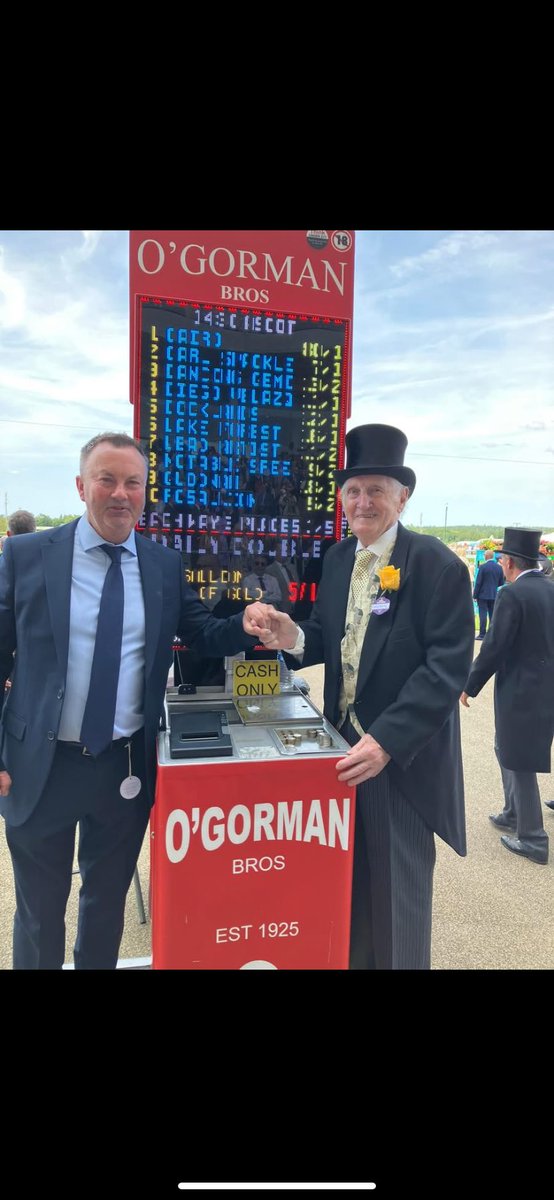 Touched when Martin pipe CBE congratulated me on my family’s 100 yrs on course . Lovely moment for me 
#est1925