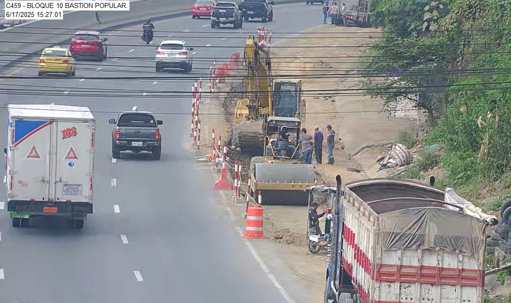 🚧#ATMinforma | Continúan los trabajos de #MantenimientoVial en Vía Perimetral, cerca del Bloque 10 de Bastión Popular, sentido hacia la Av. Narcisa de Jesús.

¡Recuerde! Personal trabaja en la vía, circule con #Precaución.

Foto: #CCITT