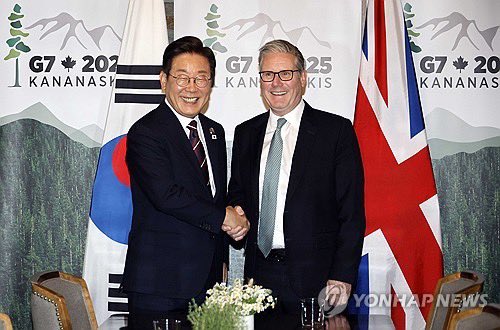 First Summit between 🇬🇧 Prime Minister <a href="/Keir_Starmer/">Keir Starmer</a> and 🇰🇷 President <a href="/Jaemyung_Lee/">이재명</a> in the margins of the G7 Leaders’ Meeting in Canada. 이재명 대통령과 키어 스타머 영국 총리는 캐나다에서 열린 G7 회의에 참석하면서 첫 정상회담을 가졌습니다.
