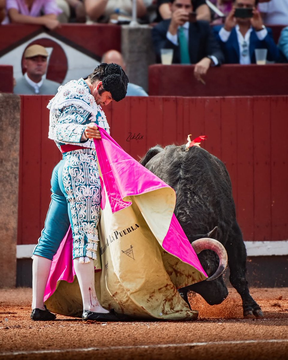 La VERÓNICA en mayúsculas por Morante de la Puebla.

Sin palabras, esto no tiene explicación...

Firma_Ziklix