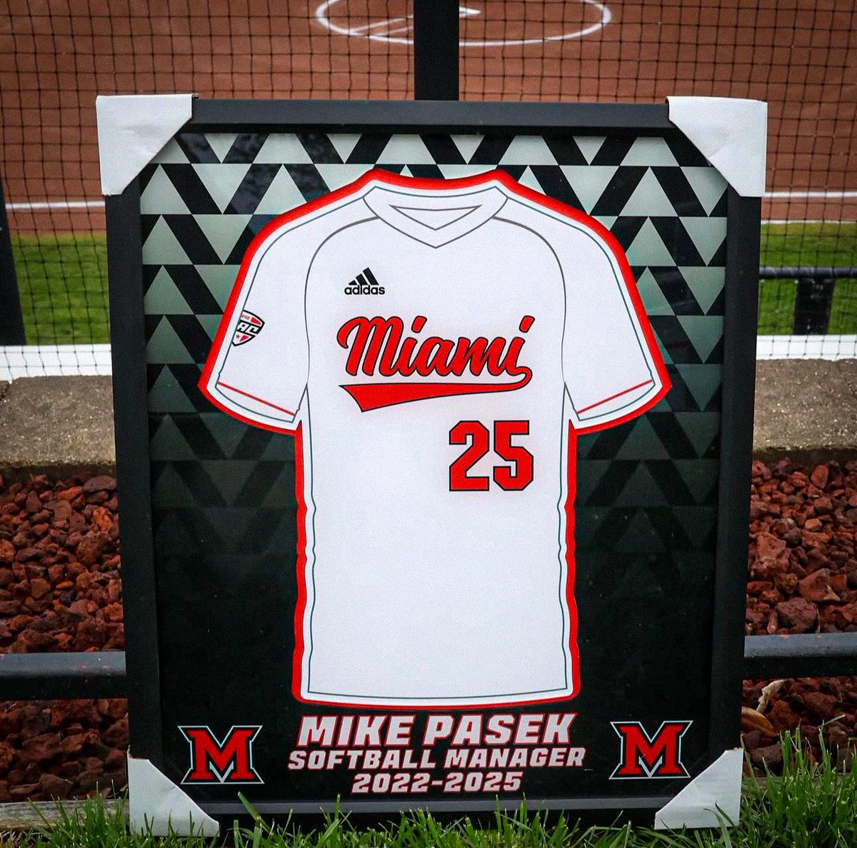 HeirloomFandG's tweet photo. 🔴Heirloom x Miami Softball🔴

Let us handle your next framing or graphic project!! https://t.co/8s2yqhpFOR