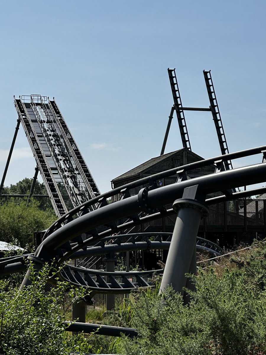 Our other stop today was at Wildlands, a zoo here in the Netherlands with a set of dueling Vekoma family boomerangs! Tweeztryd is such a cute, creative ride, and the zoo is AWESOME! One of my favorites I’ve been to. Really nice place I definitely recommend!