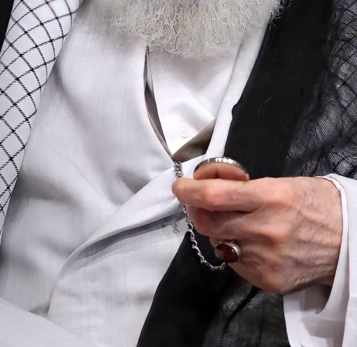 اليد التي ذلّت الجبابرة❤️‍🔥
#روحی_فدا_خامنئي