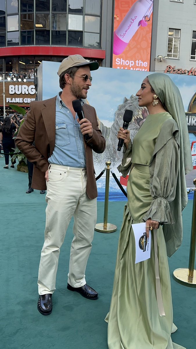 JUST HOSTED THE JURASSIC WORLD PREMIERE. 

had a chat with Jonathan Bailey and Scarlett Johansson.  #JurassicWorld