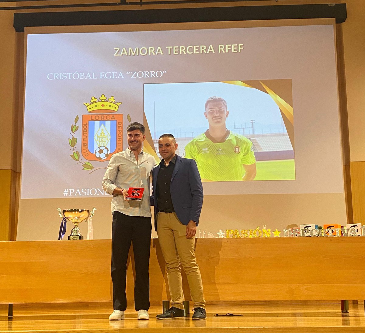 ZAMORA #TerceraRFEF 
Cristóbal Egea 'Zorro' 

Entrega el premio nuestro compañero <a href="/Bravo_Lorca/">𝔻𝕒𝕞𝕚𝕒́𝕟 𝔹𝕣𝕒𝕧𝕠 𝕋𝕣𝕠𝕪𝕒𝕟𝕠</a> al no poder asistir el <a href="/NachoPoveda_/">Nacho Poveda</a> de <a href="/aframfootball/">𝗔𝗙𝗥𝗔𝗠 𝗙𝗢𝗢𝗧𝗕𝗔𝗟𝗟</a>, y lo recoge el meta del <a href="/lorcadeportiva/">Lorca Deportiva</a>. 

#PasiónDeportiva17