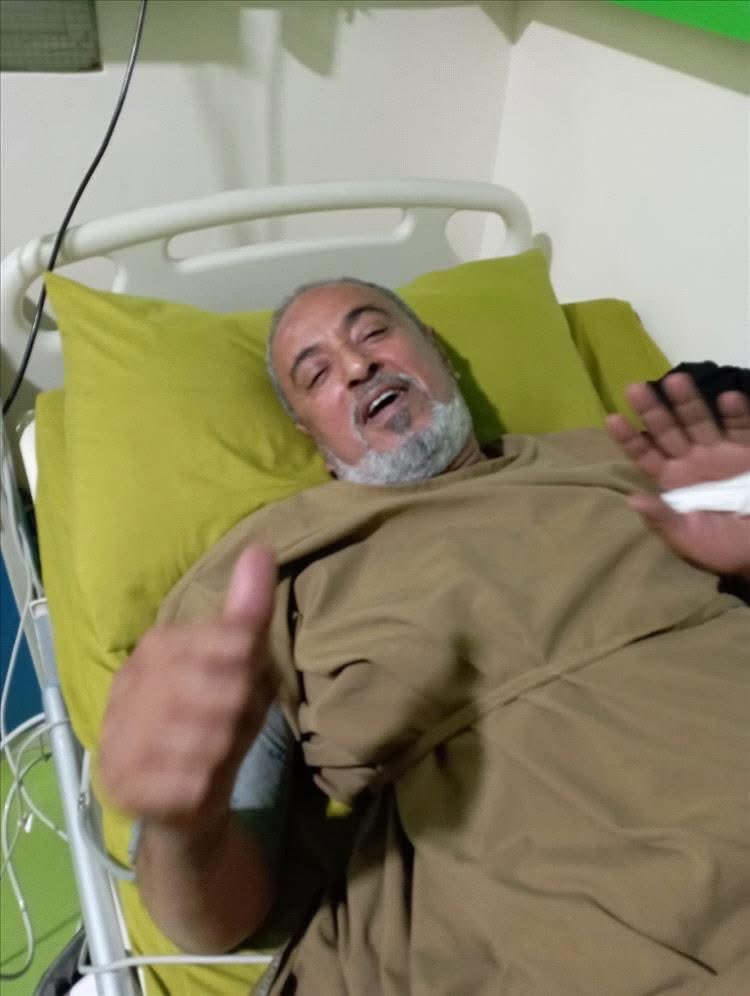 صباح اليوم، تلقيت اتصالًا هاتفيًا من الفنان الكبير قاسم عمر، حمل لي نبأًا مفجعًا؛ فقد أخبرني بأنه فقد بصره كليًا.
قاسم عمر، هذا الاسم الذي اقترن بجمال اليمن وفنها، ظلّ يعاني بصمت منذ سنوات من مضاعفات مرض السكري، وقد اضطر الأطباء سابقًا إلى بتر أصابع قدميه، واليوم يواجه قدرًا أقسى