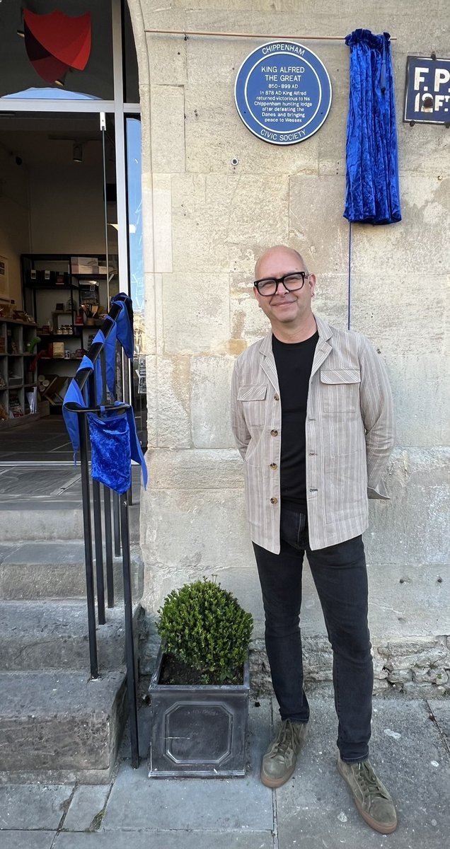 Marc_Allum's tweet image. A few Saxons in the town centre this evening marking the unveiling of a blue plaque for King Alfred the Great’s historic presence in Chippenham. 
#chippenham #alfredthegreat