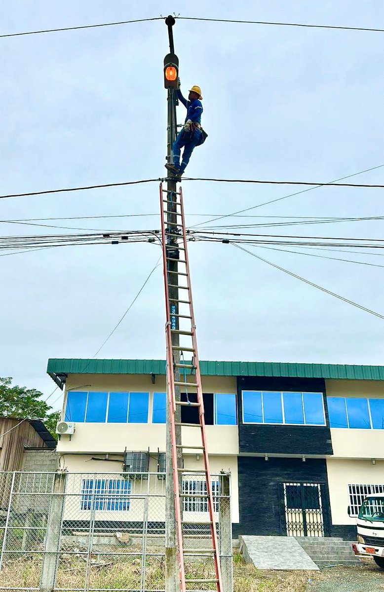 ✅ MANABÍ

💡 Con el objetivo de fortalecer la seguridad ciudadana y mejorar la calidad del servicio eléctrico, técnicos de #CNELEP repotenciaron más de 40 luminarias en sectores urbanos y rurales de la parroquia San Isidro, en el cantón Sucre. 

Esta intervención beneficia