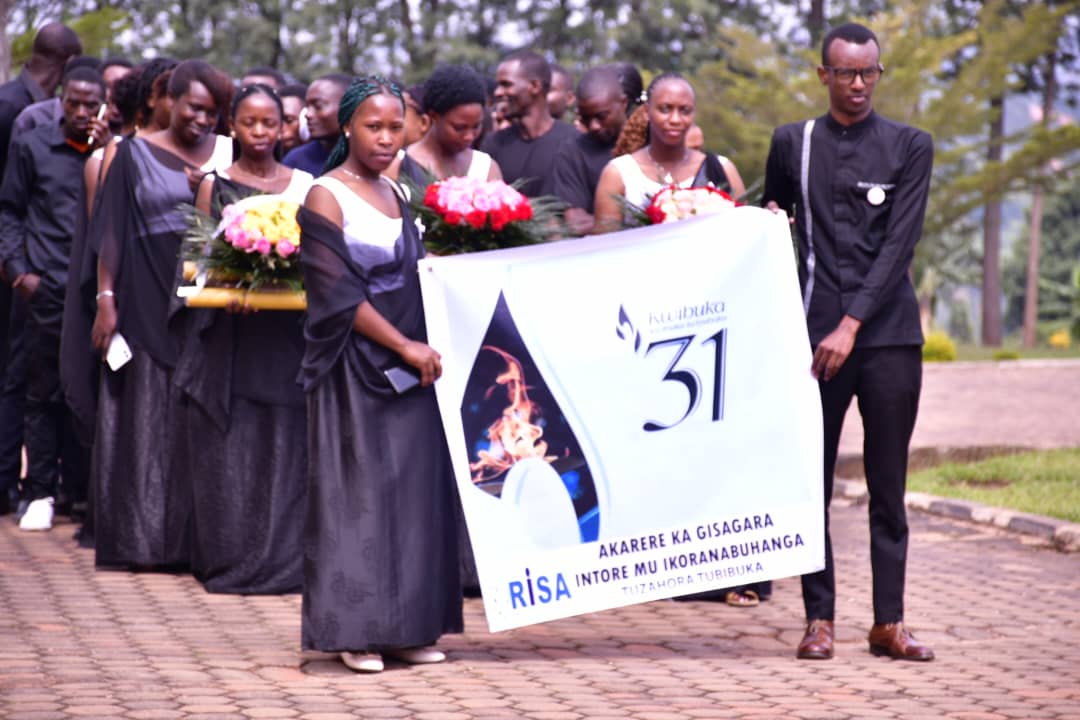 GisagaraNyc's tweet photo. #Urubyiruko, #Intore mu Ikoranabuhanga bo muri @GisagaraDistr basuye #Urwibutso rwa Jenoside yakorewe Abatutsi rwa #Gisagara basobanurirwa amateka yaho bashyiraho n'indabo mu rwego rwoguha agaciro abahashyinguye. #Kwibuka31 #RISA @Ibuka_Rwanda @RwandaYouth @RwandaYouthArts https://t.co/UUL7xBABR7