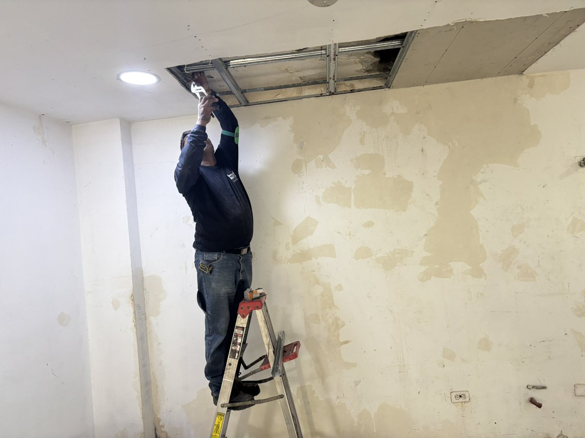 🛠️ En el Malecón del Salado estamos renovando los locales de la Plaza Rodolfo Baquerizo con pintura y mejoras en sus estructuras, para mantenerlos atractivos para potenciales aliados comerciales y visitantes. #CiudadDeTodos