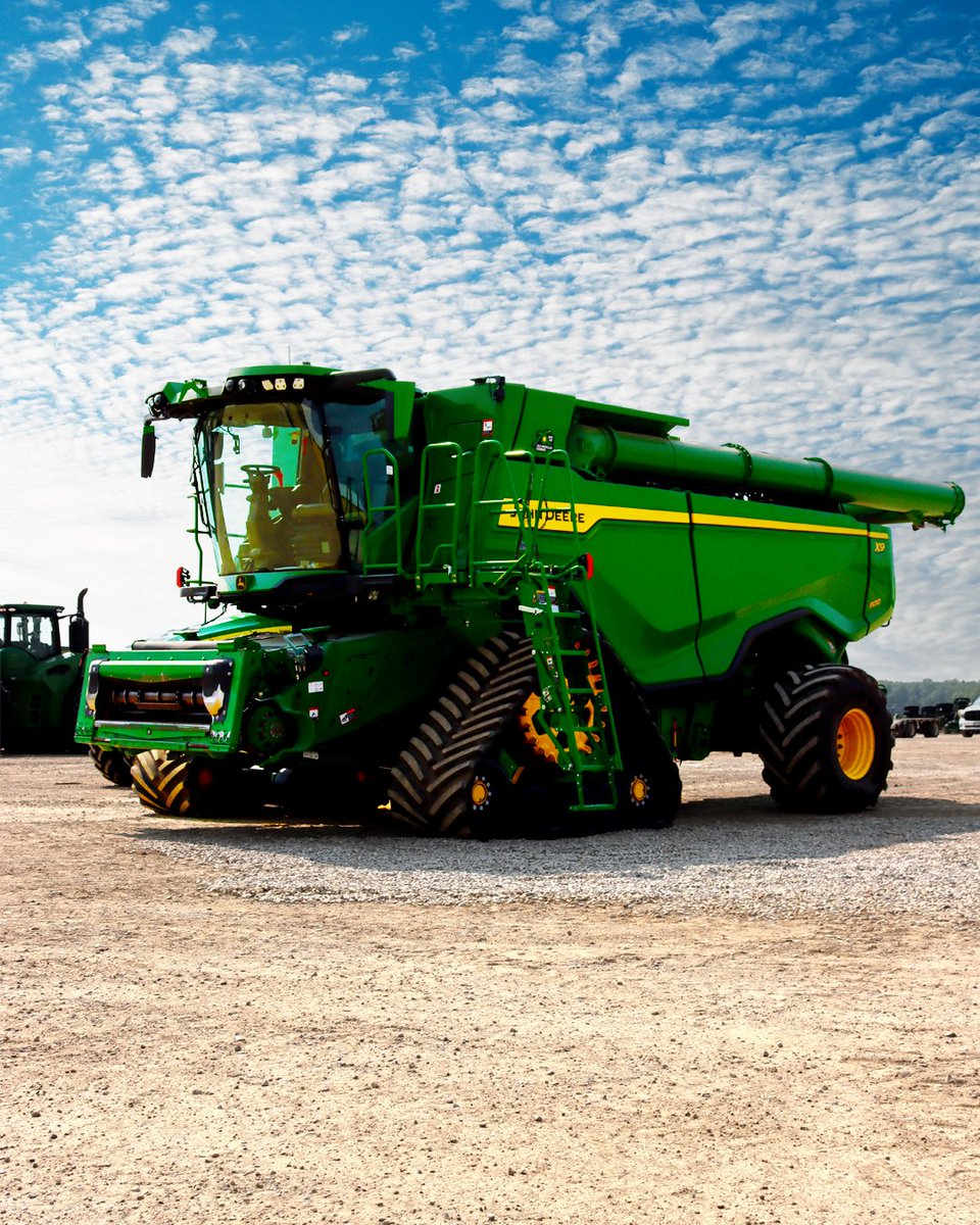 Aesthetically top 2 combines, and it ain't 2...😎 

#johndeere #x9 #harvestloading #tracks #yardpics