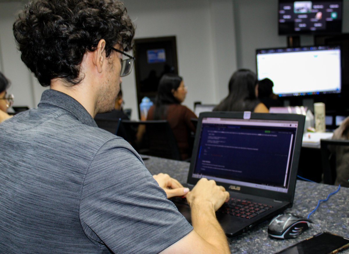espae's tweet image. 🔍 ¿Sabías que Python transforma decisiones? En nuestra Maestría en #BusinessAnalytics, los estudiantes usan datos reales para predecir la rotación de clientes. Aprenden conectando teoría y desafíos reales. ¡Así formamos líderes que convierten datos en decisiones inteligentes!