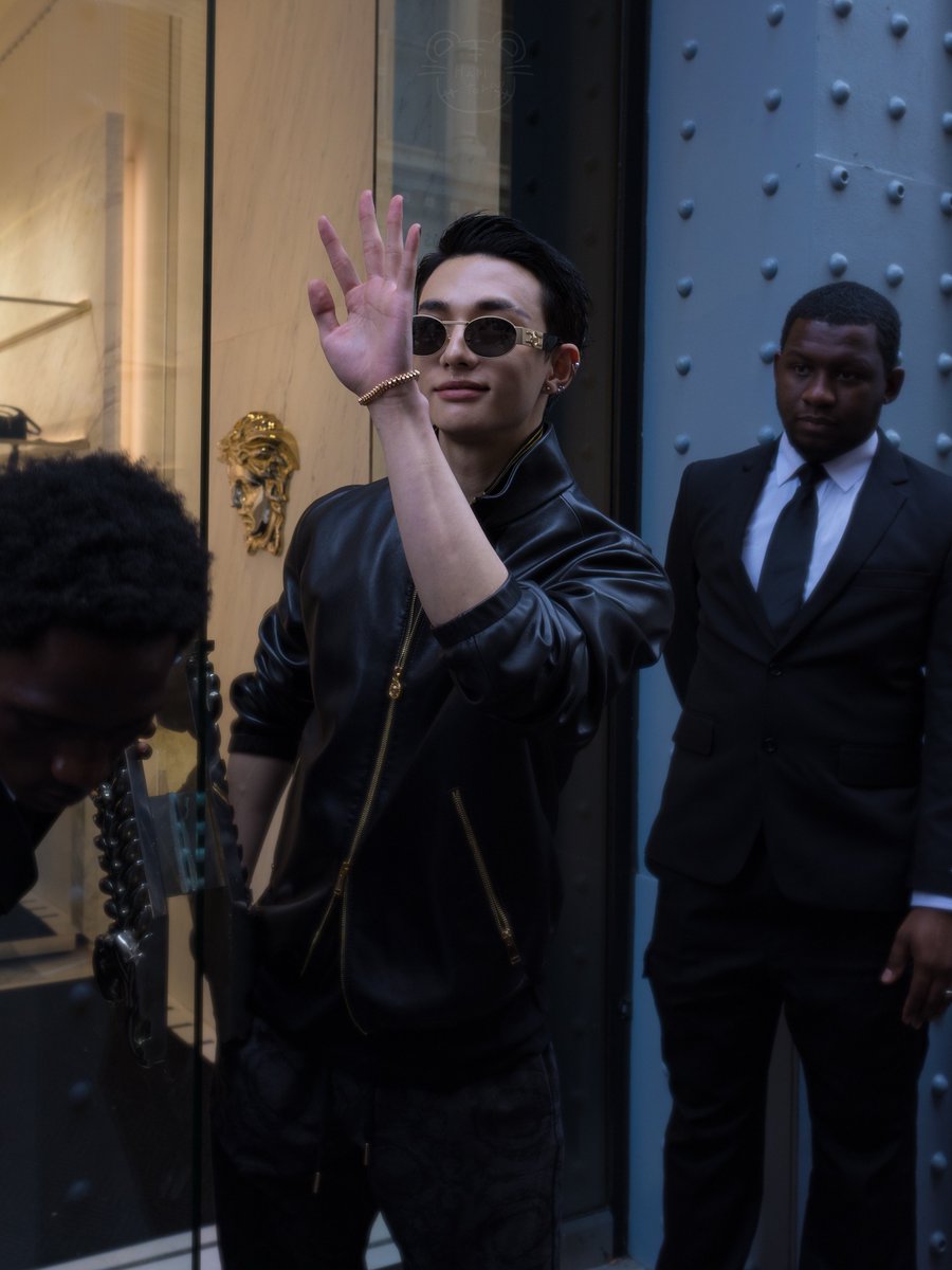 Happytorayo's tweet photo. 250617

VERSACE✨🕶

#현진 #Hyunjin #ヒョンジン
#스트레이키즈 #StrayKids
#HYUNJIN_VersaceNYC https://t.co/30x8aYHuD0