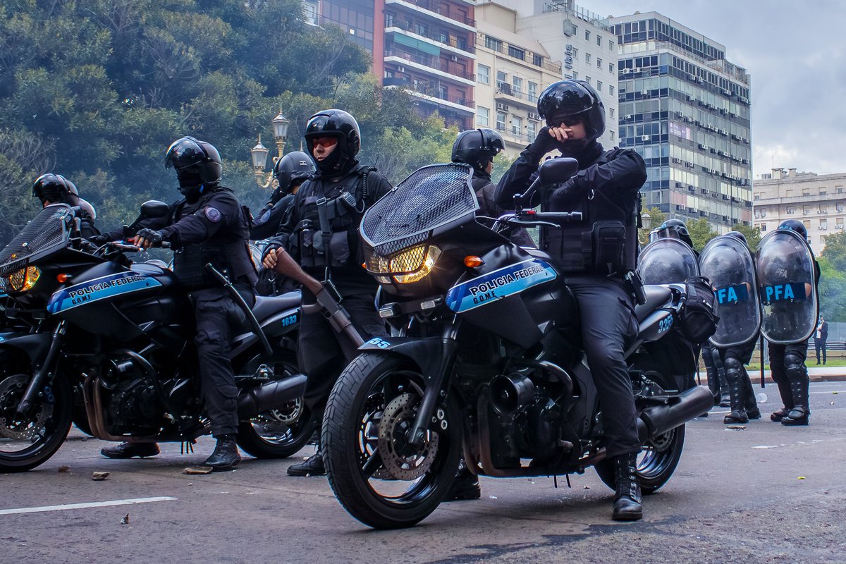 ‼️ POLITICAS DE SEGURIDAD EN LA MIRA: otra vez generan preocupaciones para los derechos de las personas. El Gobierno redefine las funciones y facultades de la Policía Federal Argentina, sin pasar por el Congreso, mediante el decreto 383/2025 que deroga el Estatuto de la PFA y