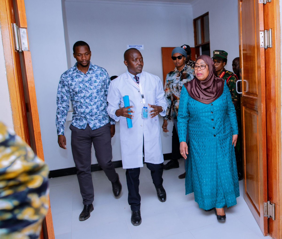 ComradeAgustine's tweet photo. Rais wa Jamhuri ya Muungano wa Tanzania, Mhe. Dkt. Samia Suluhu Hassan akizindua Hospitali ya Wilaya ya Itilima katika muendelezo wa Ziara yake ya Kikazi mkoani Simiyu tarehe 17 Juni, 2025. https://t.co/URVVi1SYjB