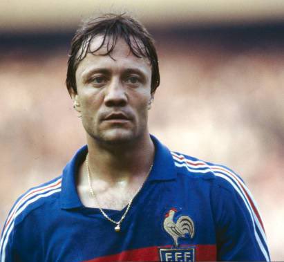 Il existe une tradition dans le football assez peu mentionnée : celle de l’attaquant français. L’avant centre.

Just Fontaine et Jean-Pierre Papin sont ses principales figures mais comment ne pas penser à Bernard Lacombe, dont nous apprenons le triste décès aujourd’hui. Héritage.