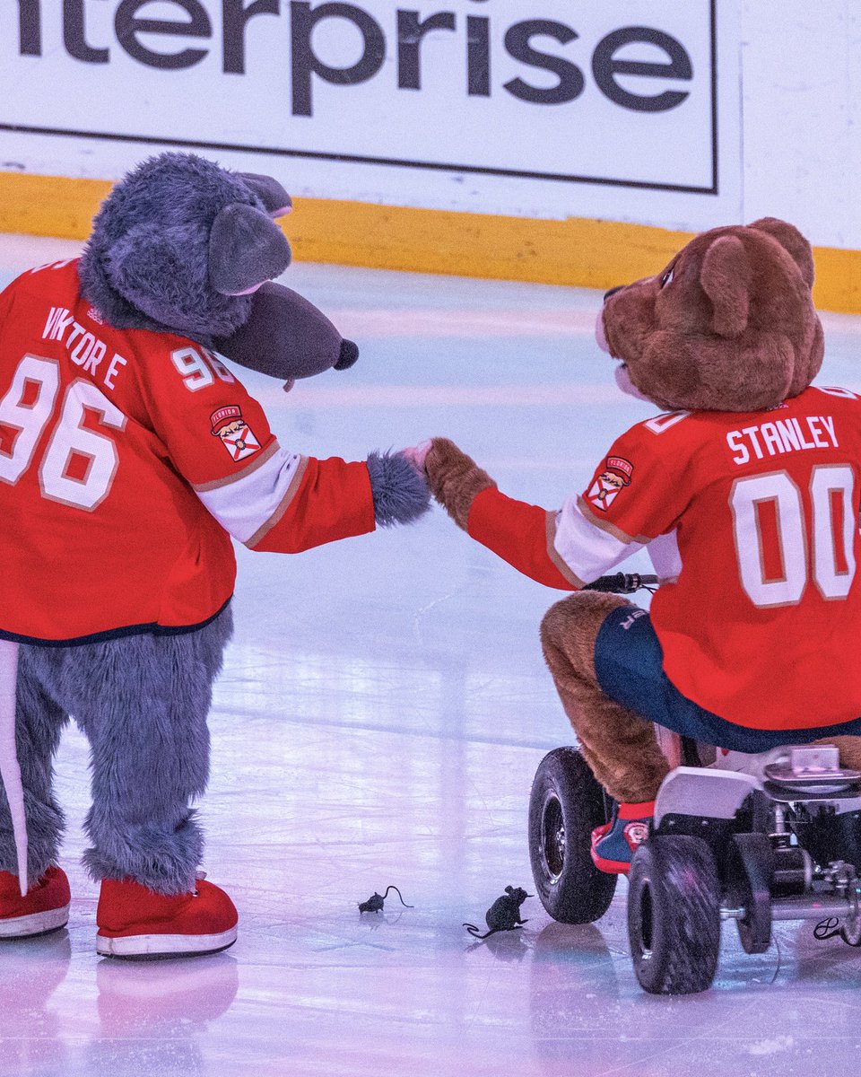 This one’s for the cats &amp; rats! Happy National Mascot Day to our favs 😻🐀