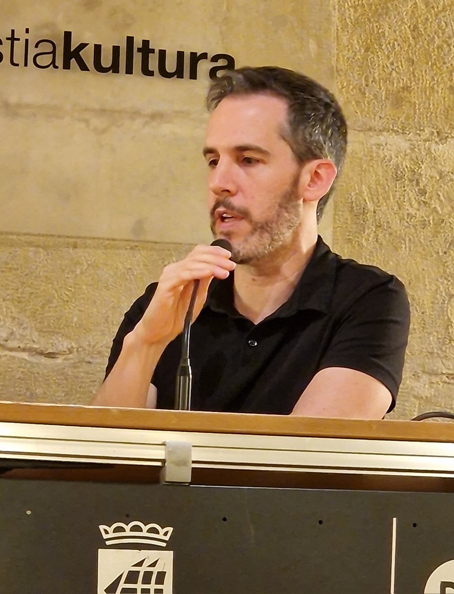 Plazer bat, gaur <a href="/JaimePalomera/">Jaime Palomera</a> Donostian ezagutu eta entzun izana, <a href="/LABsindikatua/">LAB SINDIKATUA</a>-ri esker.
Singapur eta Vienako etxe-ereduak azaldu dizkigu, etxebizitzaren arazoa bideratzeko merkatu-logikatik kanpoko erabaki ausart eta iraunkorrak behar ditugula ondorioztatuz.
Bikain.