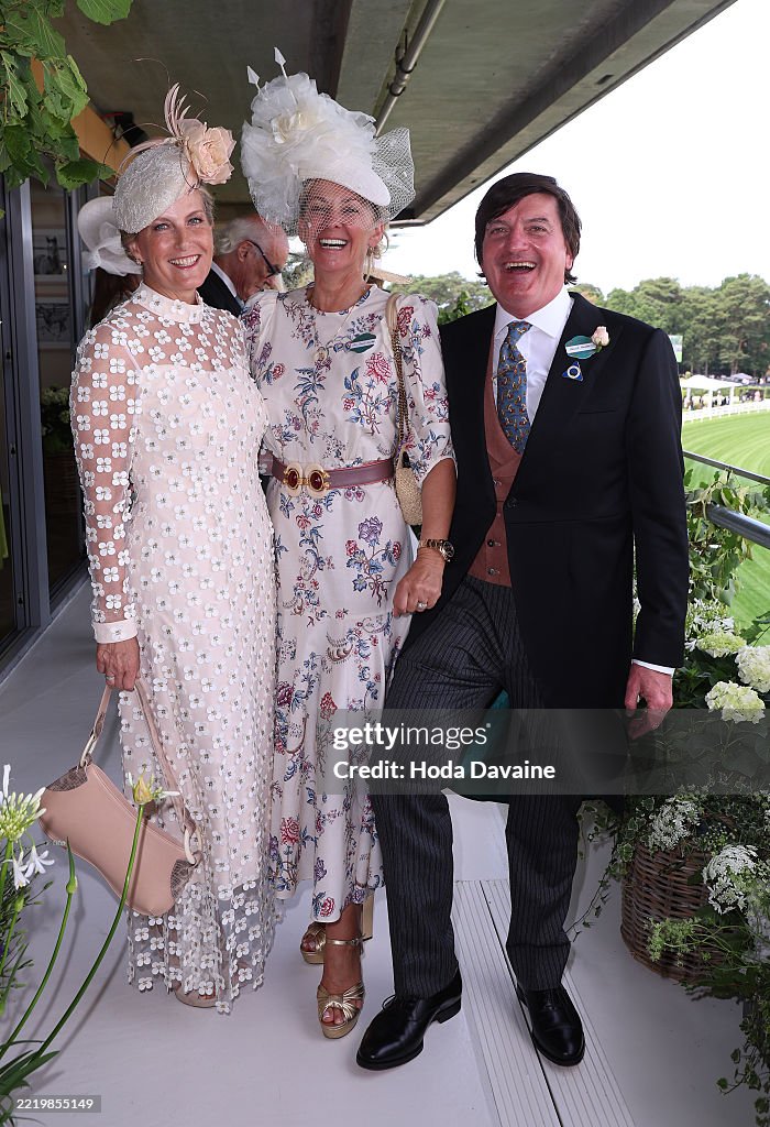 RobinLynnKing2's tweet image. #PrincessAnne  #DuchessOfEdinburgh  #Peter &amp;amp; his date Harriet Sperling