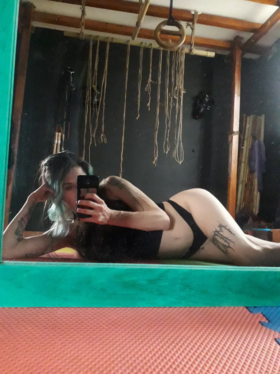 Come and discover my skills, you will never forget me 🔪🖤💋
.
.
.
.
#femdom #rigger #misstres #domina #herida #shibari