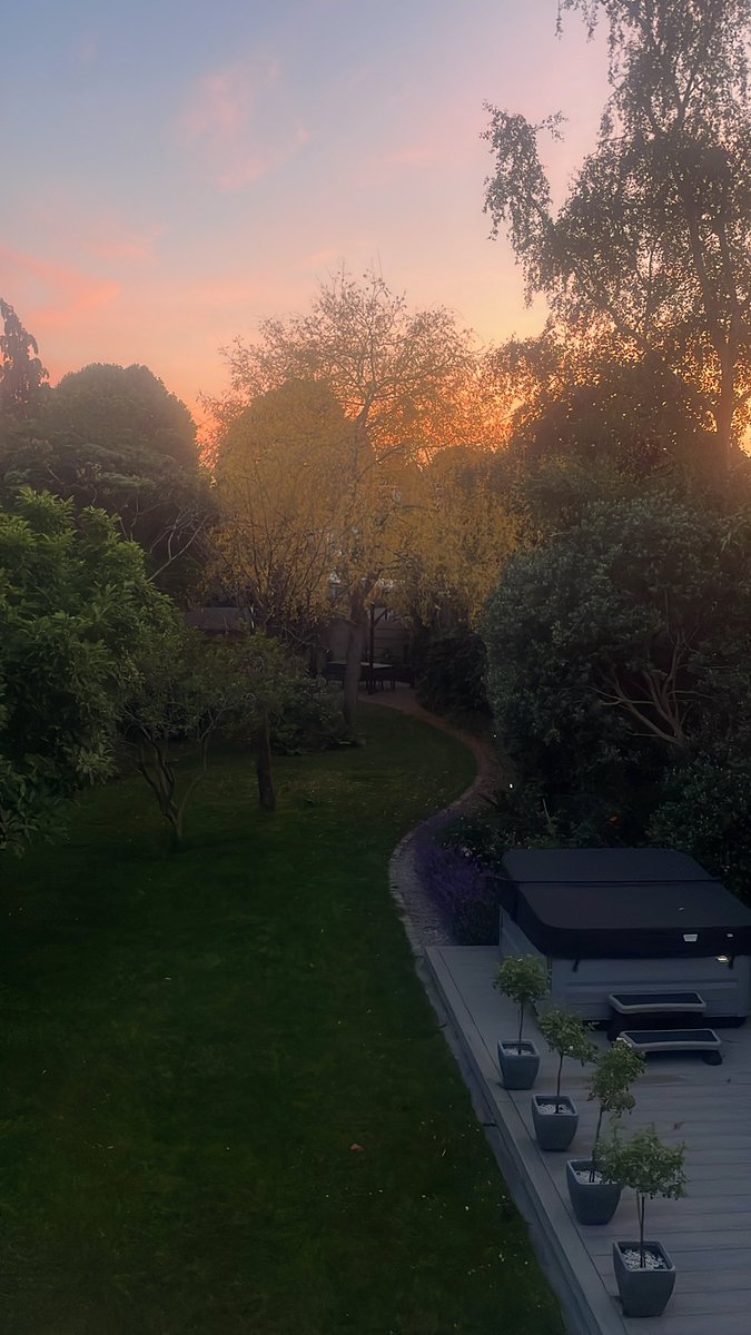 SavanTheEagle's tweet photo. Just soak it all in 🌅🏕️

#sunset #sunsetphotography #aesthetic #NatureLover #SummerVibes https://t.co/YY7UVL8lVr