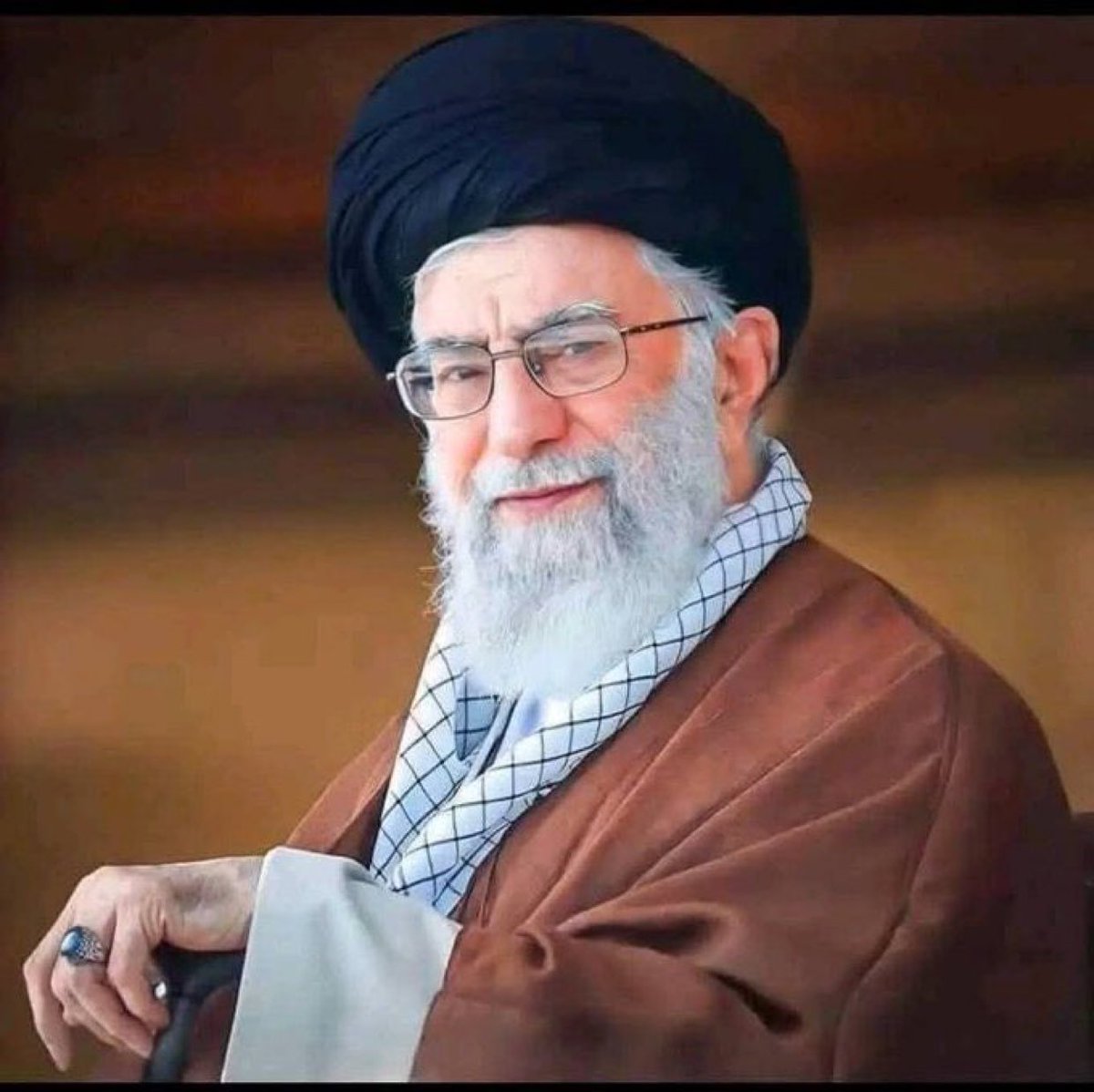 يا سيِّدَ الطُّهرِ طُرّاً من يقايضني
شِراكَ نعلك بالتيجان و النُّخَبِ