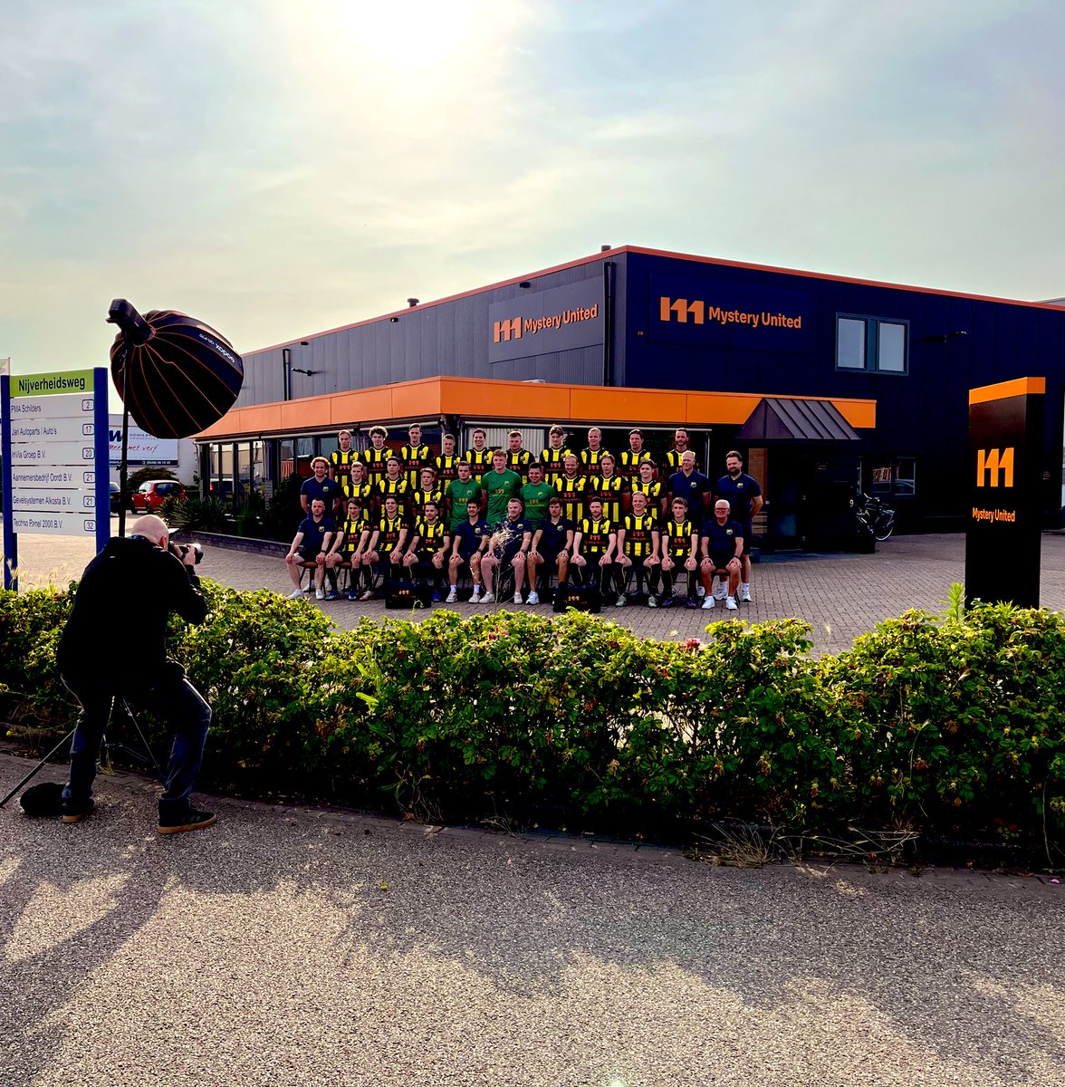 Vanavond hebben we de eerste stap voor het nieuwe seizoen gezet. We hebben de jaarlijkse fotoshoot gehouden bij onze hoofdsponsor <a href="/MysteryUnitedEU/">Mystery United ⚫🟠</a>, met een shoot verzorgd door Stefan Schipper. #Sfeer #BINDING en #Voetbal #dos37