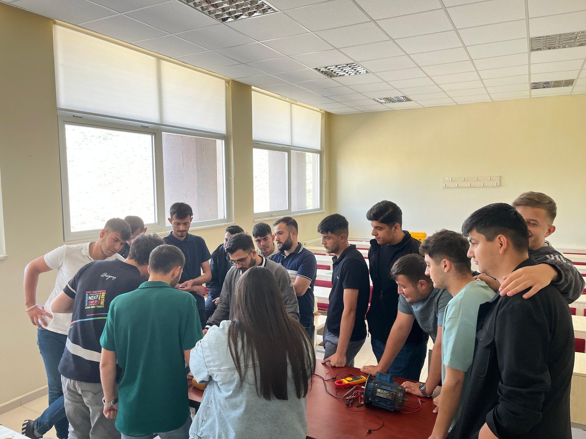 yahyalimyokayu's tweet photo. Enerjisa Üretim ekibi tarafından Yüksekokulumuzda "WindVR" ve "Ölçü Aletleri" eğitimi düzenlenmiştir. Eğitime öğrencilerimiz ve personelimiz katılım sağlamıştır. Katkıları için Tufanbeyli Termik Santrali Akademisi'ne teşekkür ederiz.
@ProfKaramustafa 
@kayseriedu
@MustafaSalep6 https://t.co/VtLbigRMYH