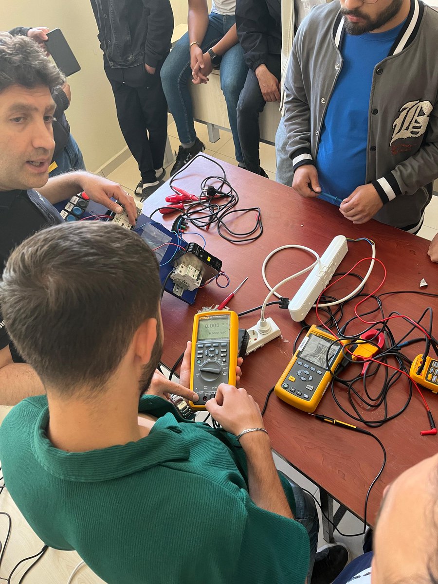yahyalimyokayu's tweet photo. Enerjisa Üretim ekibi tarafından Yüksekokulumuzda "WindVR" ve "Ölçü Aletleri" eğitimi düzenlenmiştir. Eğitime öğrencilerimiz ve personelimiz katılım sağlamıştır. Katkıları için Tufanbeyli Termik Santrali Akademisi'ne teşekkür ederiz.
@ProfKaramustafa 
@kayseriedu
@MustafaSalep6 https://t.co/VtLbigRMYH
