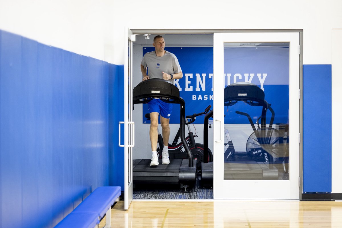Coach warming up for season 2!

#bbn #weareuk #gobigblue #kentucky #lexky #coach #treadmill