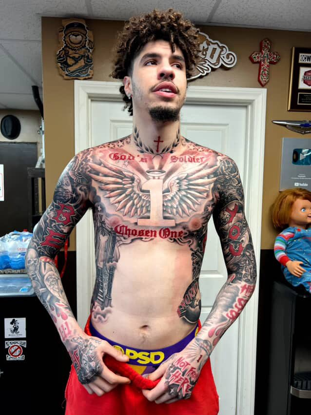 NBAdabad's tweet image. LaMelo Ball fez novas tatuagens.

Aprovadas?