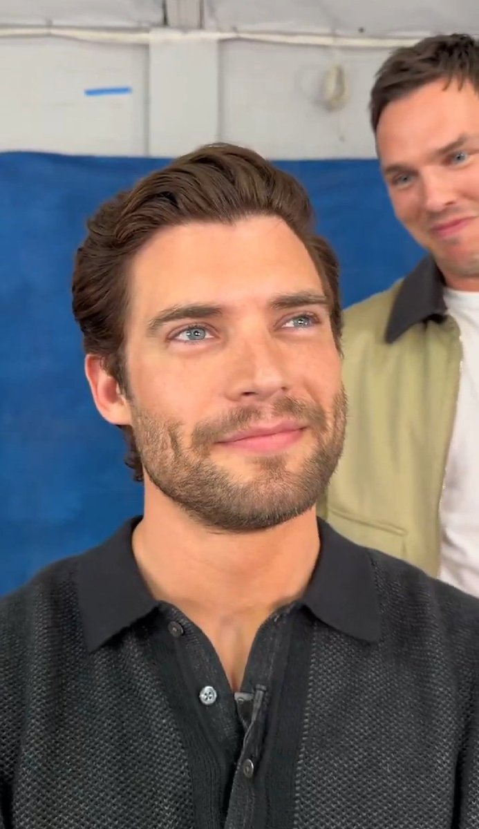 _DCCBRASIL's tweet photo. O JEITO QUE O NICHOLAS HOULT OLHA PRO DAVID CORENSWET  #Superman https://t.co/I4s9AOqmVw
