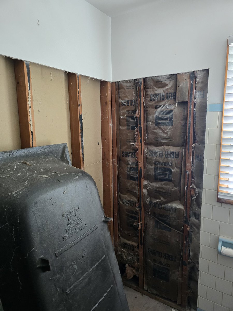 snyderpsdn's tweet photo. @MrsScottBaio Keep in mind if its a gas dryer and gas furnace in those closets they have to be ventilated. That may be why they have lovered doors. Im a plumber https://t.co/vBOLX2NWzV