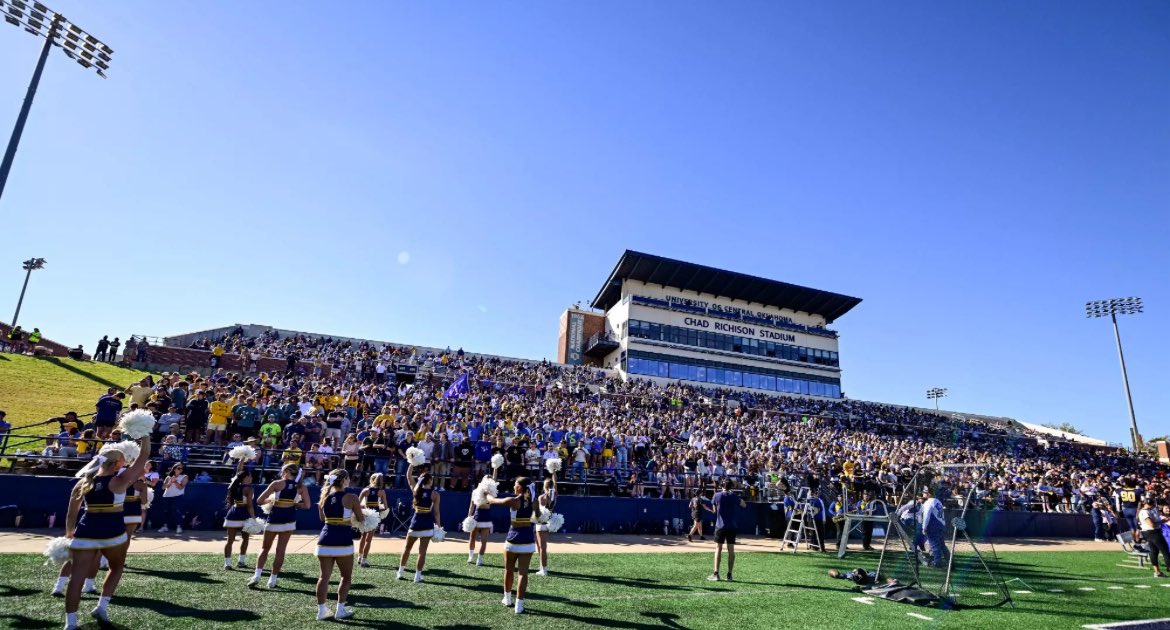 LeschTeagan's tweet image. Thankful to receive an offer from @ucobronchofb! Thank you @NickWhite1_ @Coach_Swanson1 @AdamDorrel
@RecruitEMHS_FB @emhsbulldogs @Edavison85 @CoachNorthrip @Coachjmerideth