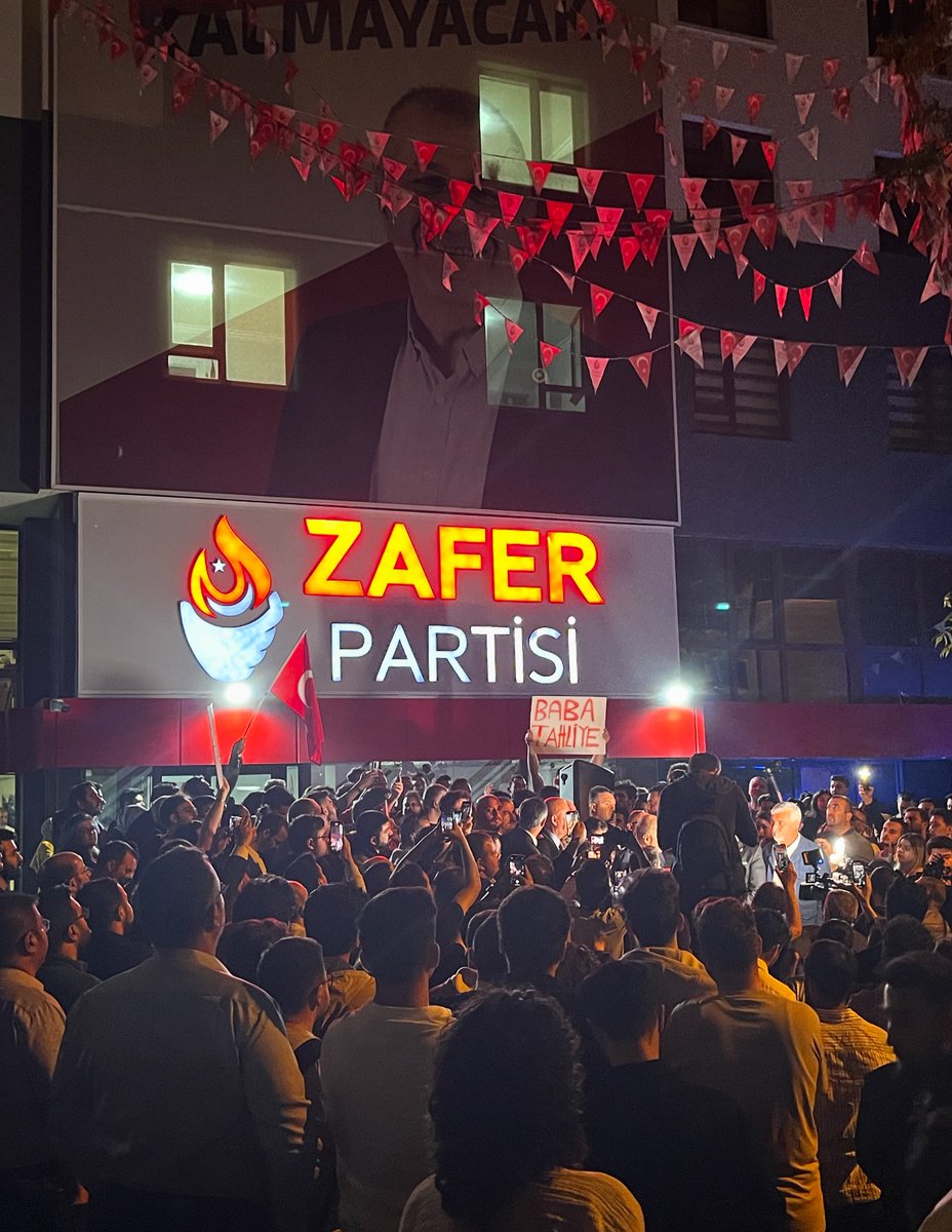 Yuvamıza döndük.

<a href="/umitozdag/">Ümit Özdağ</a>
