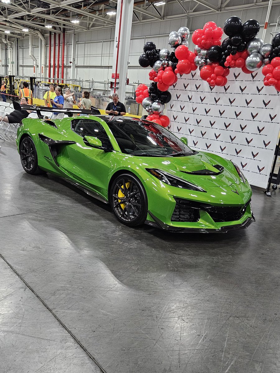 zbot007's tweet image. The Chevrolet Corvette ZR1X, Roswell Green Metallic. Made in Bowling Green, Kentucky, USA. 

#iworkforgm