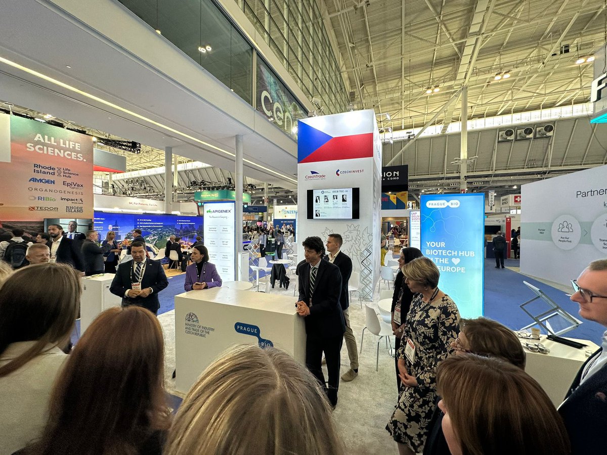 CZinNewYork's tweet image. 🇨🇿 Czechia is proud to be at @BIOConvention 2025! Ambassador Stašek&Consul General Kareš opened 🇨🇿 national pavilion in Boston, where 10 top Czech biotech innovators are showcasing cutting-edge science.🧬 Explore breakthroughs in health, pharma & research #BIO2025 #CzechBiotech