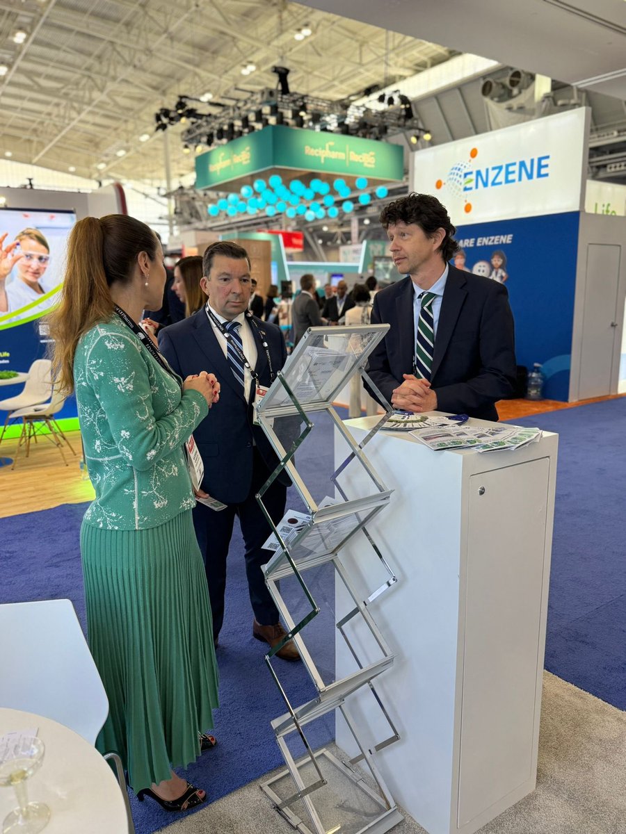 CZinNewYork's tweet image. 🇨🇿 Czechia is proud to be at @BIOConvention 2025! Ambassador Stašek&Consul General Kareš opened 🇨🇿 national pavilion in Boston, where 10 top Czech biotech innovators are showcasing cutting-edge science.🧬 Explore breakthroughs in health, pharma & research #BIO2025 #CzechBiotech