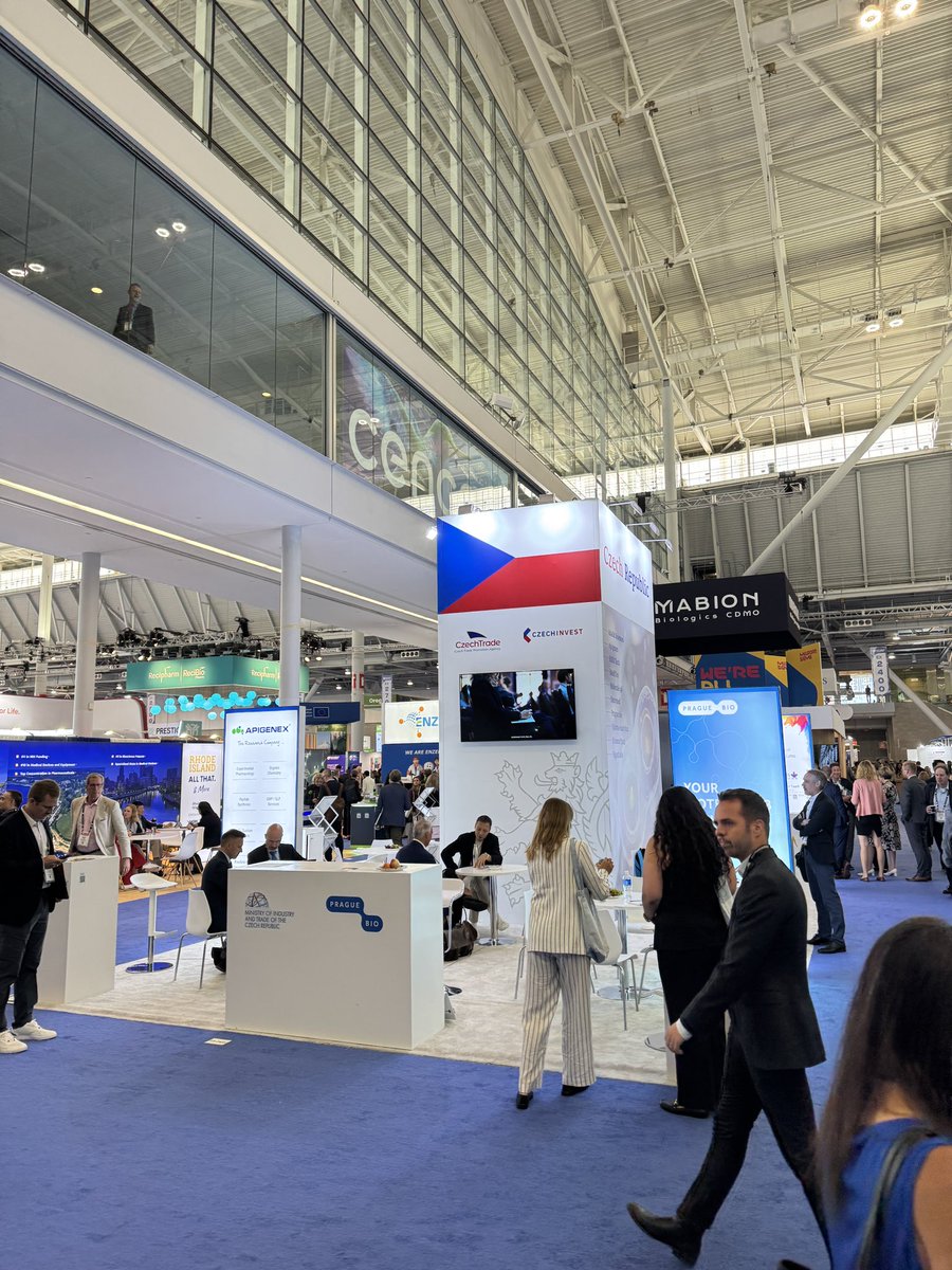 CZinNewYork's tweet image. 🇨🇿 Czechia is proud to be at @BIOConvention 2025! Ambassador Stašek&Consul General Kareš opened 🇨🇿 national pavilion in Boston, where 10 top Czech biotech innovators are showcasing cutting-edge science.🧬 Explore breakthroughs in health, pharma & research #BIO2025 #CzechBiotech