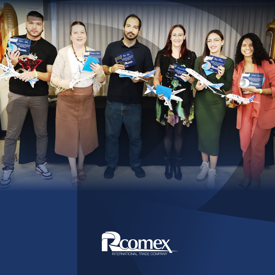 R2comex's tweet photo. 🇧🇷 Em 23 de maio de 2025, celebramos um marco importante na R2 Comex com uma conferência inspiradora!

Durante o evento, abordamos os valores que guiam nossa empresa, com uma dinâmica envolvente conduzida por Marcelo Oliveira, da Inovadoramente.

O encontro foi uma excelente oportunidade para integrar a equipe e reforçar os princípios que nos impulsionam.

Para encerrar, celebramos nossos 16 anos com um coquetel especial, reconhecendo os desafios e conquistas ao longo dessa trajetória.

Agradecemos a todos que fizeram parte dessa jornada!

🇺🇲 16 Years of R2 Comex! - Strengthening values and innovation On May 23, 2025, we celebrated an important milestone at R2 Comex with an inspiring conference! During the event, we addressed the values that guide our company, with an engaging dynamic led by Marcelo Oliveira, from Inovadoramente. The meeting was an excellent opportunity to integrate the team and reinforce the principles that drive us. To close, we celebrated our 16th anniversary with a special cocktail party, recognizing the challenges and achievements along the way. We thank everyone who has been part of this journey!

From anywhere to anywhere
☎️ +55 (11) 2361-9691
📧 r2comex@r2comex.com
🌐 https://t.co/GTKacKS7VD
#r2comex #unielocomunicacao #aço #comex #comexlovers #trading #tradingcompany #construcaocivil
