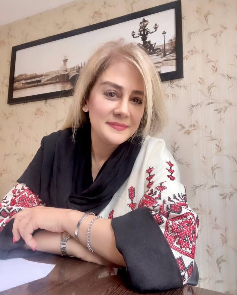 AlirezaNouriX's tweet photo. برای تبسم پاک، مادر ایرانی که در خودروی شخصی‌اش در خیابان صابونچی تهران به شهادت رسید. https://t.co/C9vT50Ly8G