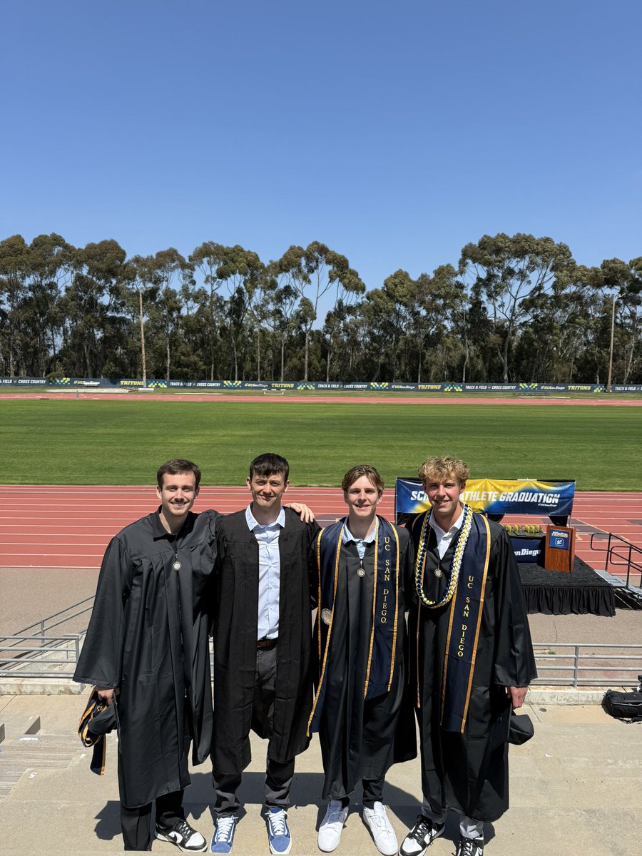 34GaryPatterson's tweet image. Congrats Quin on graduating from UC San Diego in 3 years! We are very proud of you and excited for what’s next! Your work ethic, discipline and commitment is inspiring! Love you, Dad