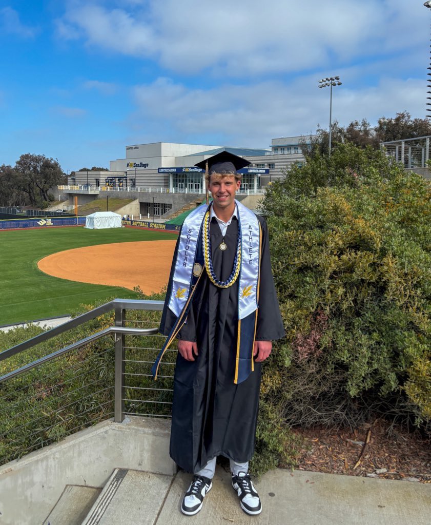 34GaryPatterson's tweet image. Congrats Quin on graduating from UC San Diego in 3 years! We are very proud of you and excited for what’s next! Your work ethic, discipline and commitment is inspiring! Love you, Dad