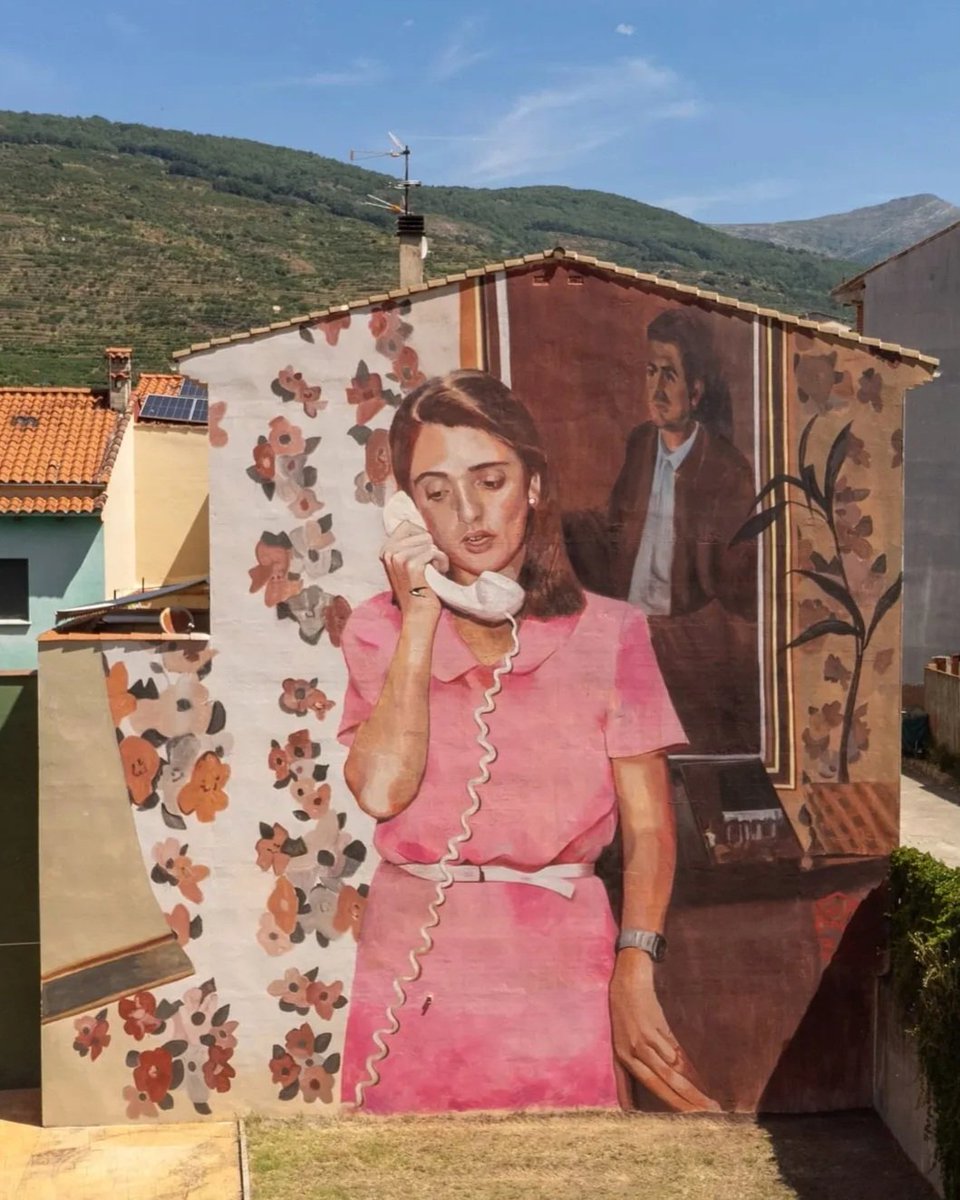 Art by Spanish Ana Corazón for Muro Crítico 2025 in Cabezuela del Valle, Spain #anacorazon #streetart #lamolinastreetart | photo via festival mysl .nl/SeEcR