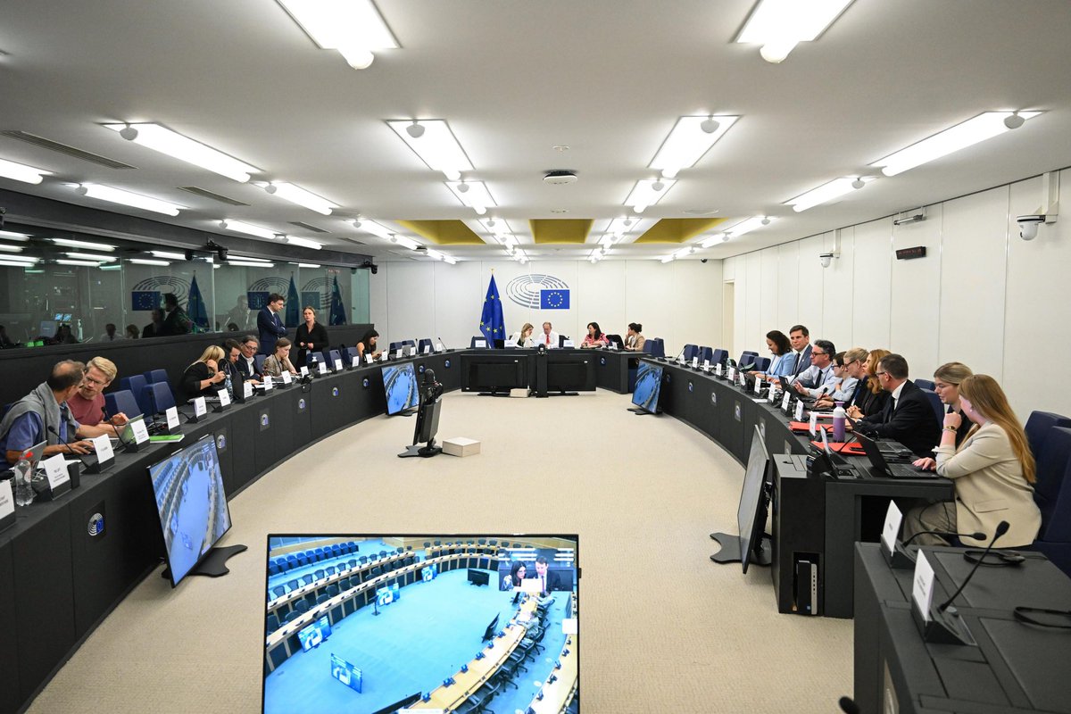 PLintheEU's tweet photo. Important step towards cleaner water in the EU!

Today, @EUCouncil and @Europarl_EN held trilogue talks on water pollutants under the Priority Substances Directive. 

Solid progress made — next steps to be taken under @DKinEU. 

Good luck! https://t.co/QYGNeMnxZW