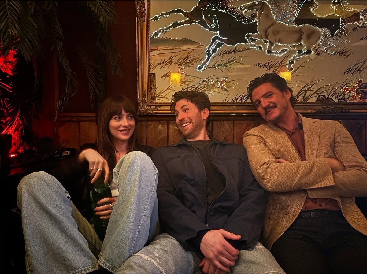 Chris Evans, Pedro Pascal and Dakota Johnson during ‘Materialists’ filming ❤️