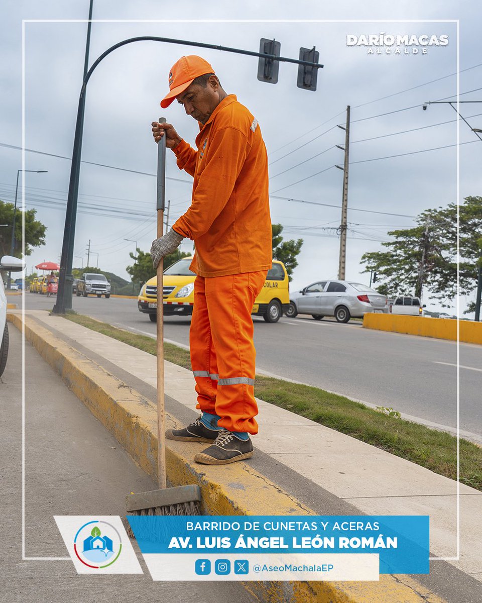 Nuestro personal operativo recorre la Av. Luis Ángel León Román para mantenerla impecable. 

#MachalaLaGranCiudad
#MachalaCompromisoDeTodos
#DaríoMacasAlcalde