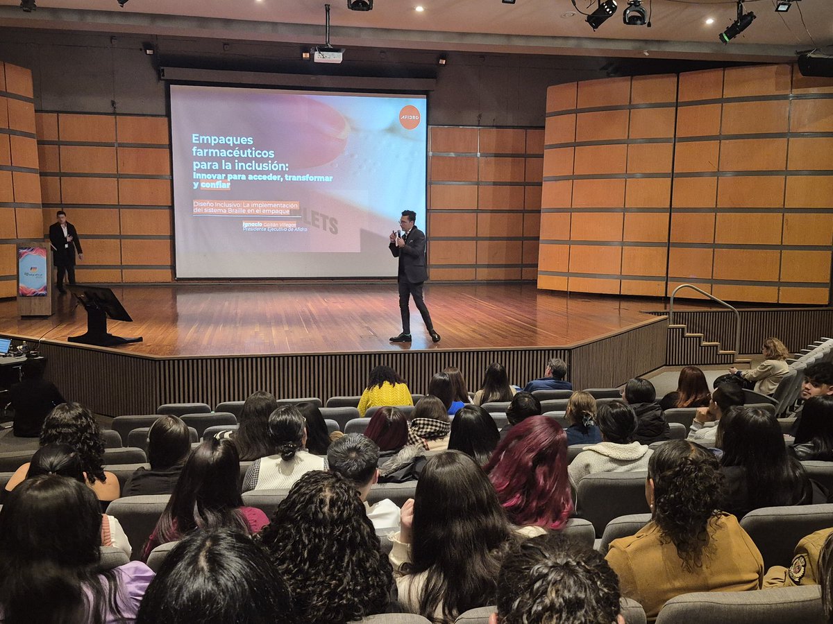 Estamos con nuestro Presidente Ejecutivo, Ignacio <a href="/GaitanVillegas/">Ignacio Gaitán Villegas</a>, en el Congreso de <a href="/ANDIGRAFCol/">ANDIGRAF</a>, hablando del Diseño Inclusivo: la implementación del Braille en los empaques.