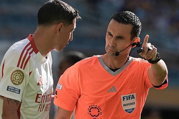 El árbitro mexicano 🇲🇽 César Ramos y su equipo en acción durante el partido de la Copa Mundial de Clubes de la FIFA entre Boca Juniors y Benfica.